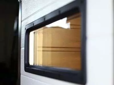 Окна и панорамные панели для секционных ворот